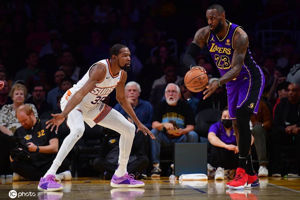 小里弗斯：詹姆斯进攻武器库还不到杜兰特一半